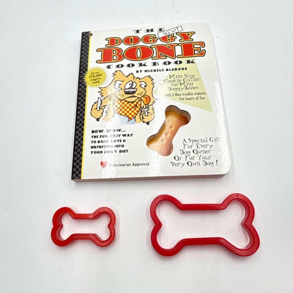 The Doggy Bone Cookbook Michele Bledsoe Dog Treat Recipes with 2‎ Cookie Cutters